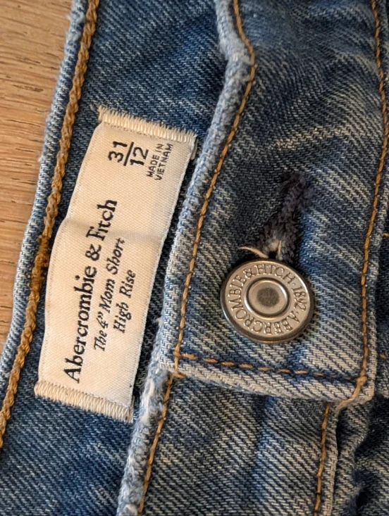 A&F - 4 In High Rise Mom Short - Picture 2 of 3